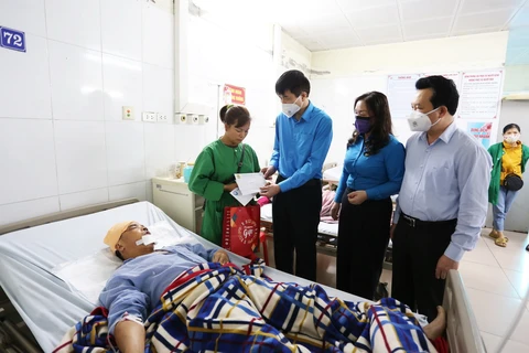 Đại diện Liên đoàn Lao động tỉnh Bắc Ninh và UBND huyện Tiên Du thăm nạn nhân điều trị tại Bệnh viện Đa khoa tỉnh Bắc Ninh. (Ảnh: Thái Hùng/TTXVN)