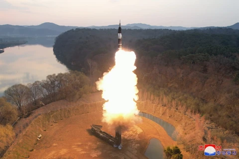 Ngày 2/4/2024, Nhà lãnh đạo Triều Tiên Kim Jong-un đã chỉ đạo việc phóng thử tên lửa tầm trung thế hệ mới Hwasongpho-16B, có sử dụng nhiên liệu rắn và trang bị đầu đạn siêu vượt âm mới phát triển gần đây. (Ảnh: KCNA/TTXVN)
