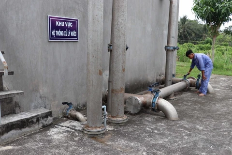 Kiểm tra đường ống nước tại Nhà máy nước Long Vĩnh (Duyên Hải, Trà Vinh). (Ảnh: Thanh Hòa/TTXVN)