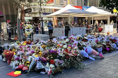 Người dân Australia đặt hoa bên ngoài Trung tâm thương mại Westfield Bondi Junction để tưởng nhớ các nạn nhân trong vụ tấn công bằng dao chiều 13/4. (Ảnh: Thanh Tú/TTXVN) 