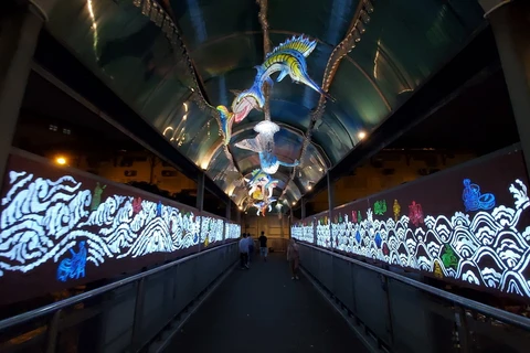 Cầu đi bộ Trần Nhật Duật lung linh trong ánh sáng của các tác phẩm sắp đặt nghệ thuật công cộng. (Ảnh: TTXVN phát)