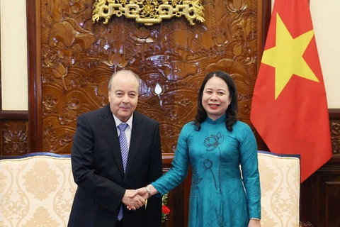 Quyền Chủ tịch nước Võ Thị Ánh Xuân và Đại sứ Cộng hòa Algeria tại Việt Nam Abdelhamid Boubazine. (Ảnh: Thống Nhất/TTXVN)