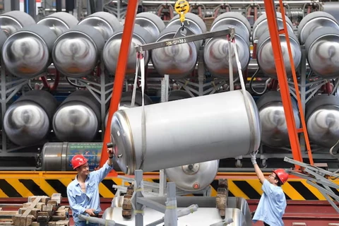 Nhân viên làm việc bên cạnh các bồn chứa khí tự nhiên hóa lỏng (LNG) tại một nhà máy ở Tây An, tỉnh Thiểm Tây, Trung Quốc. (Nguồn: Reuters)