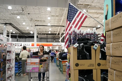 Người tiêu dùng mua sắm tại siêu thị ở California, Mỹ ngày 10/4/2024. (Ảnh: THX/TTXVN)