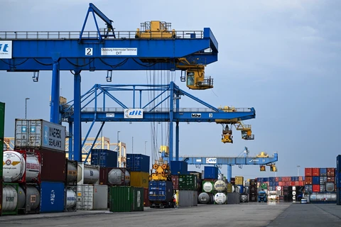 Bốc dỡ container hàng hóa tại cảng ở Duisburg, Đức. (Ảnh: AFP/TTXVN)