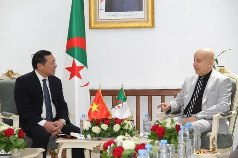 Ông Lại Xuân Môn gặp Tổng Bí thư Đảng Mặt trận giải phóng dân tộc Algeria (FLN) Abdelkrim Benmbarek ngày 15/5. (Ảnh: Trung Khánh/TTXVN)