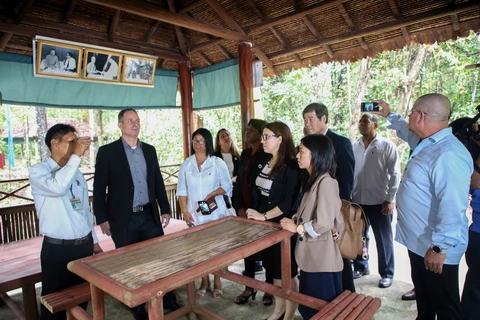 Đoàn công tác thăm nơi ở và làm việc của Đại sứ Cộng hoà Cuba tại Khu di tích căn cứ Chính phủ Cách mạng lâm thời Cộng hòa miền Nam Việt Nam. (Ảnh: Giang Phương/TTXVN)