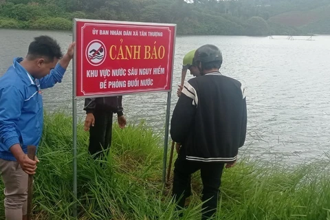 Cắm biển cảnh báo tại tất cả các hồ thủy điện, thủy lợi và ao hồ trên địa bàn huyện Di Linh, Lâm Đồng. (Ảnh: TTXVN phát)