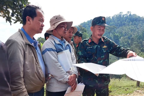 Tổ công tác liên ngành khảo sát thực địa khu vực vướng mắc địa giới hành chính. (Ảnh: Báo Văn hóa)