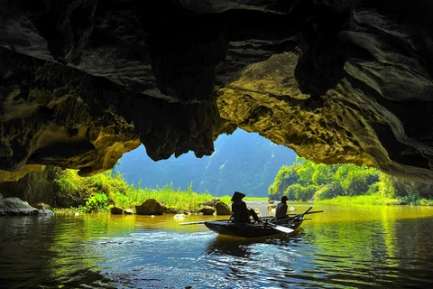 Các hang động được bao quanh bởi sông Ngô Đồng và những thảm lúa trải dài ven chân núi, đưa con người chìm đắm vào thiên nhiên. (Ảnh: Minh Đức/TTXVN)