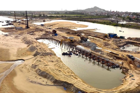 Cầu cảng tiếp nhận tàu cá công suất 150-400 CV thuộc dự án xây dựng cảng cá Cửa Nhượng, xã Cẩm Nhượng, huyện Cẩm Xuyên, Hà Tĩnh đang được thi công. (Ảnh: Vũ Sinh/TTXVN)