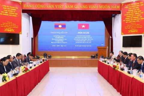 Tổng Thanh tra Chính phủ Đoàn Hồng Phong hội đàm với Tổng Thanh tra Nhà nước Lào Khamphan Phommathat. (Ảnh: Văn Điệp/TTXVN)