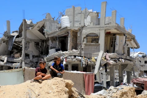 Những tòa nhà bị phá hủy sau cuộc tấn công của Israel tại thành phố Khan Younis, miền Nam Dải Gaza ngày 31/5/2024. (Ảnh: THX/TTXVN)