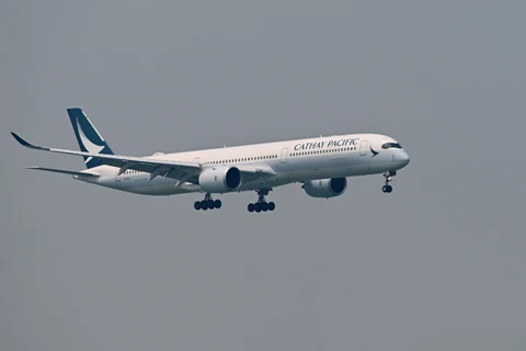 Máy bay của Hãng hàng không Cathay Pacific chuẩn bị hạ cánh tại sân bay quốc tế Hong Kong, Trung Quốc, ngày 13/3/2019. (Ảnh: AFP/TTXVN)