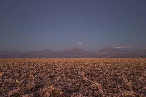 Bãi muối trên sa mạc Atacama tại nhà máy lithium Sociedad Química y Minera de Chile. (Nguồn: NRDC)