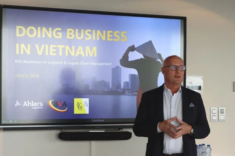 Ông Roger Chantillon, CEO Công ty Ahlers Logistics, giới thiệu về cơ hội kinh doanh tại Việt Nam. (Ảnh: Hương Giang/TTXVN)