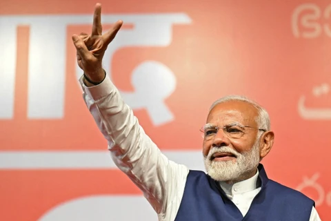 Thủ tướng Ấn Độ Narendra Modi mừng chiến thắng của Liên minh Dân chủ quốc gia (NDA) do đảng Nhân dân Ấn Độ (BJP) đứng đầu, tại New Delhi, ngày 4/6/2024. (Ảnh: AFP/TTXVN)