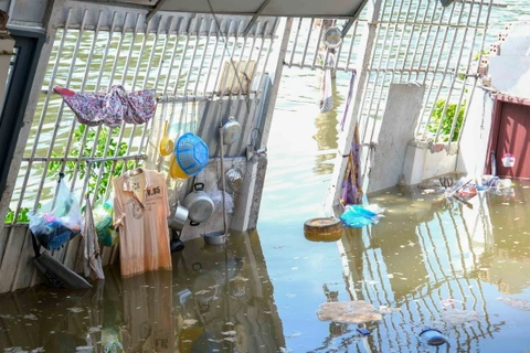 Phần nhà sau của một hộ dân bị sạt lở nhấn chìm xuống sông Bình Thủy, Cần Thơ. (Ảnh: Thanh Liêm/TTXVN)