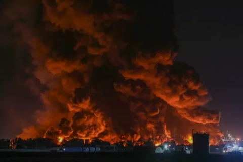 Lửa bùng phát tại nhà máy lọc dầu vào tối 12/6. (Nguồn: AFP)