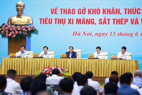 Thủ tướng Phạm Minh Chính chủ trì hội nghị tháo gỡ khó khăn, thúc đẩy sản xuất, tiêu thụ ximăng, sắt thép và vật liệu xây dựng. (Ảnh: Dương Giang/TTXVN)