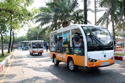 Dịch vụ xe điện chở khách tham quan, du lịch tại thành phố Hồ Chí Minh. (Ảnh: Tiến Lực/TTXVN)