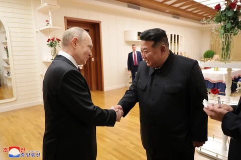 Nhà lãnh đạo Triều Tiên Kim Jong-un (phải) và Tổng thống Nga Vladimir Putin tại cuộc gặp ở Bình Nhưỡng ngày 19/6/2024. (Ảnh: Yonhap/TTXVN)