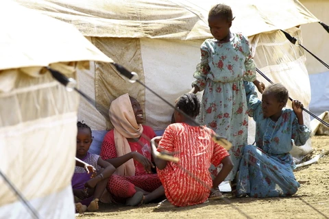 Người dân tại trại tị nạn ở tỉnh Gedaref, Sudan ngày 15/5/2024. (Ảnh: AFP/TTXVN)