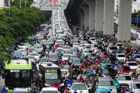 Hà Nội: Các phương tiện kẹt cứng sáng đầu ngày do mưa lớn