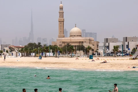 Khu vực sa mạc UAE, vốn đã là một trong những nơi nóng nhất thế giới, đang phải đối mặt với các mối đe dọa ngày càng tăng từ nhiệt độ cao do biến đổi khí hậu. (Ảnh: AFP)