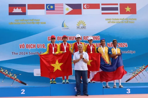 Ban Tổ chức trao huy chương cho các đội tham gia Giải Đua thuyền Rowing Vô địch U19, U23 và Vô địch Đông Nam Á năm 2024. (Ảnh: Hoàng Ngọc/TTXVN)