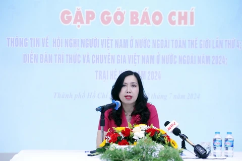 Bà Lê Thị Thu Hằng, Thứ trưởng Bộ Ngoại giao, Chủ nhiệm Ủy ban Nhà nước về người Việt Nam ở nước ngoài, chủ trì họp báo. (Ảnh: Xuân Khu/TTXVN)