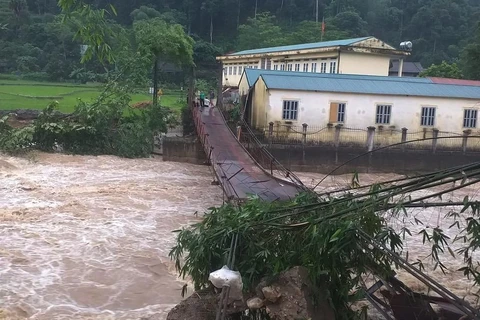 Mưa lũ trong nhiều giờ khiến cầu thôn Trung Sơn, xã Thượng Sơn, huyện Vị Xuyên bị hư hỏng hoàn toàn, người dân không thể đi lại được. (Ảnh: TTXVN phát)