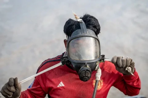 Một thợ lặn đeo mặt nạ chuẩn bị lặn xuống sông Yangon. (Nguồn: AFP)