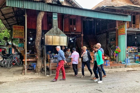 Du khách nước ngoài trải nghiệm du lịch homestay tại Bản Lác, Hòa Bình. (Ảnh: Xuân Mai/Vietnam+)