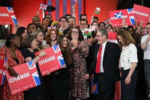 Tân Thủ tướng Anh Keir Starmer và vợ mừng chiến thắng tại Bảo tàng Tate Modern ở London sáng 5/7. (Ảnh: AFP)