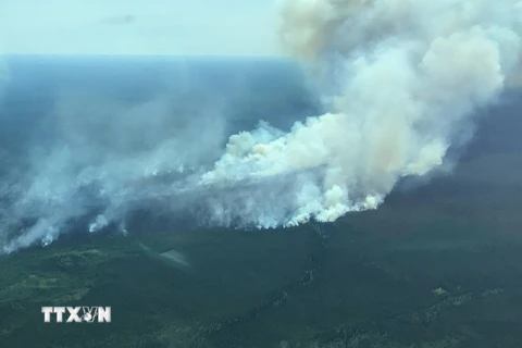 Khói bốc lên từ đám cháy rừng ở tỉnh Alberta, Canada ngày 2/7/2024. (Ảnh: THX/TTXVN)