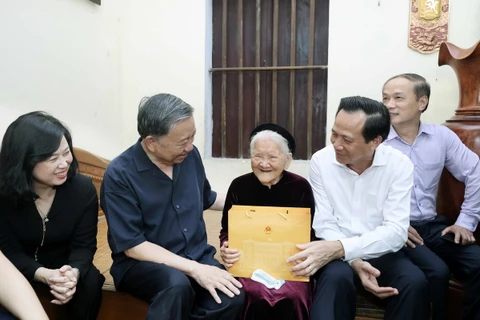 Chủ tịch nước Tô Lâm tặng quà Mẹ Việt Nam Anh hùng Nguyễn Thị Cược. (Ảnh: Nhan Sáng/TTXVN)