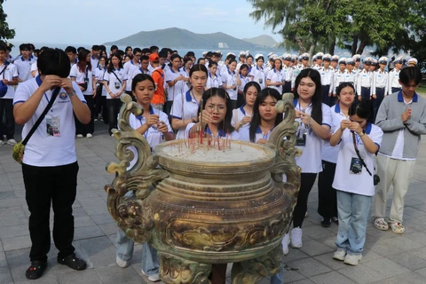 Thanh niên kiều bào dâng hương tưởng niệm Đức Thánh Trần tại thành phố Nha Trang, tỉnh Khánh Hòa. (Ảnh: Phan Sáu/TTXVN)