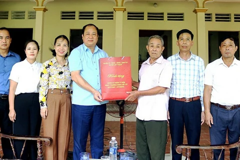 Thăm hỏi, tặng quà gia đình chính sách, người có công là việc làm thường xuyên của lãnh đạo các cấp, ngành, địa phương vào những dịp lễ, Tết. (Ảnh: Cổng thông tin điện tử tỉnh Vĩnh Phúc)