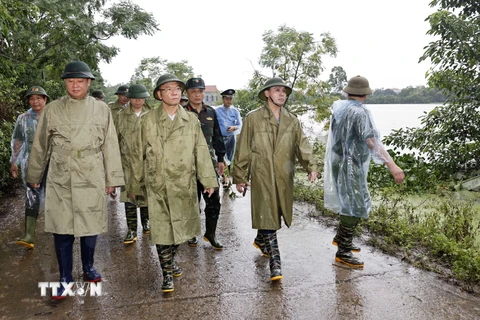 Phó Thủ tướng Lê Thành Long kiểm tra công tác khắc phục hậu quả mưa lũ tại Thôn Nhân Lý, xã Nam Phương Tiến, huyện Chương Mỹ. (Ảnh: Doãn Tấn/TTXVN)