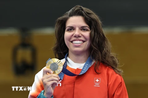 Xạ thủ Chiara Leone của Thụy Sĩ giành HCV nội dung 50m súng trường 3 tư thế nữ tại Olympic 2024. (Ảnh: THX/TTXVN)