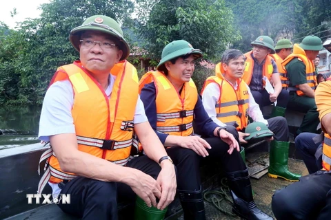 Phó Thủ tướng Lê Thành Long và đoàn công tác kiểm tra khu vực ngập lụt tại bản Phiêng Nghè, xã Chiềng Đen, thành phố Sơn La, tỉnh Sơn La. (Ảnh: Quang Quyết/TTXVN)