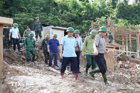 Phó Thủ tướng Trần Lưu Quang cùng đoàn công tác kiểm tra công tác khắc phục hậu quả lũ quét tại bản Lĩnh, xã Mường Pồn, huyện Điện Biên, tỉnh Điện Biên. (Ảnh: Trung Kiên/TTXVN)