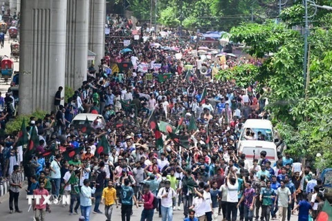 Người dân tham gia biểu tình phản đối chế độ hạn ngạch việc làm nhà nước tại Dhaka, Bangladesh, ngày 10/7/2024. (Ảnh: Getty Images/ TTXVN)