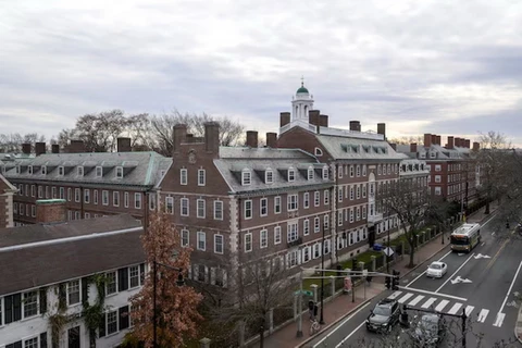 Khuôn viên trường Đại học Harvard trên phố John F. Kennedy, Mỹ. (Ảnh: Reuters)