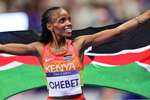 VĐV Beatrice Chebet của Kenya ăn mừng sau khi giành chiến thắng ở nội dung 10.000m nữ. (Nguồn: AFP)