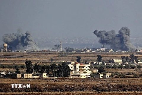 Khói bốc lên từ Kibbutz Ein Zivan, sau vụ không kích xuyên biên giới giữa Syria với Cao nguyên Golan. (Ảnh: The Times of Israel/TTXVN)