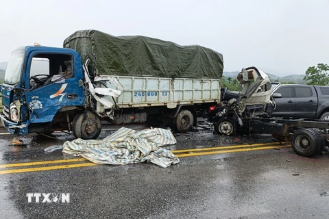 Hiện trường vụ tai nạn giao thông giữa 3 xe ôtô trên Cao tốc Nội Bài-Lào Cai khiến 1 người tử vong. (Ảnh: TTXVN phát)