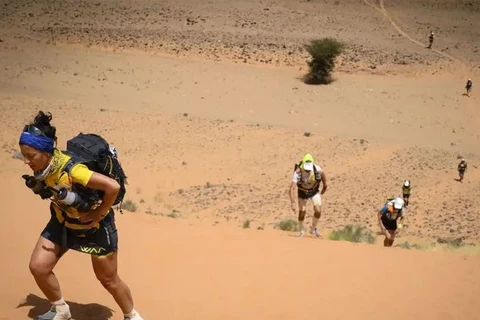 Một vận động viên nữ và những người khác tham gia cuộc thi Marathon des Sables tại sa mạc Sahara ở phía Nam Maroc ngày 12/4.2019. (Ảnh: AFP/Getty Images)