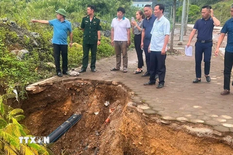 Đoàn kiểm tra liên ngành tỉnh Cao Bằng kiểm tra các điểm sạt lở. (Ảnh: TTXVN phát)